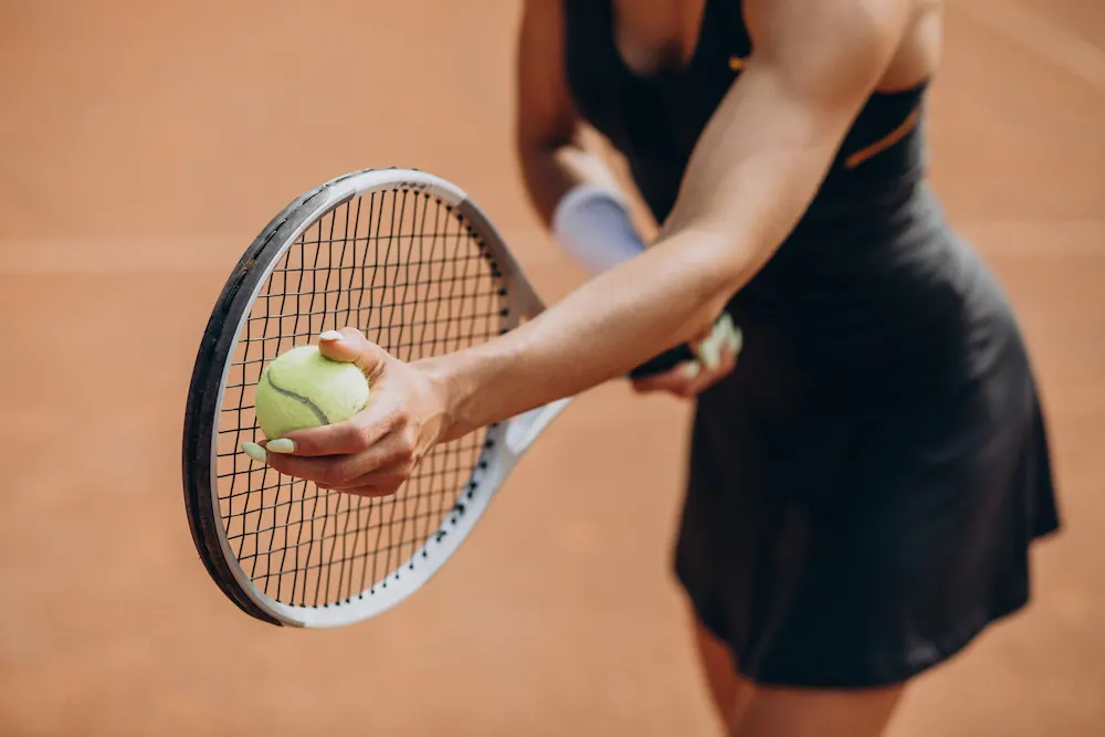 woman playing tennis